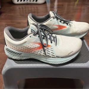 Ladies Brooks running